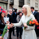 The Crown Prince and Crown Princess met Norwegian students on their walk through Old Town. The students brought them flowers. Photo: Lise Åserud, NTB scanpix.
